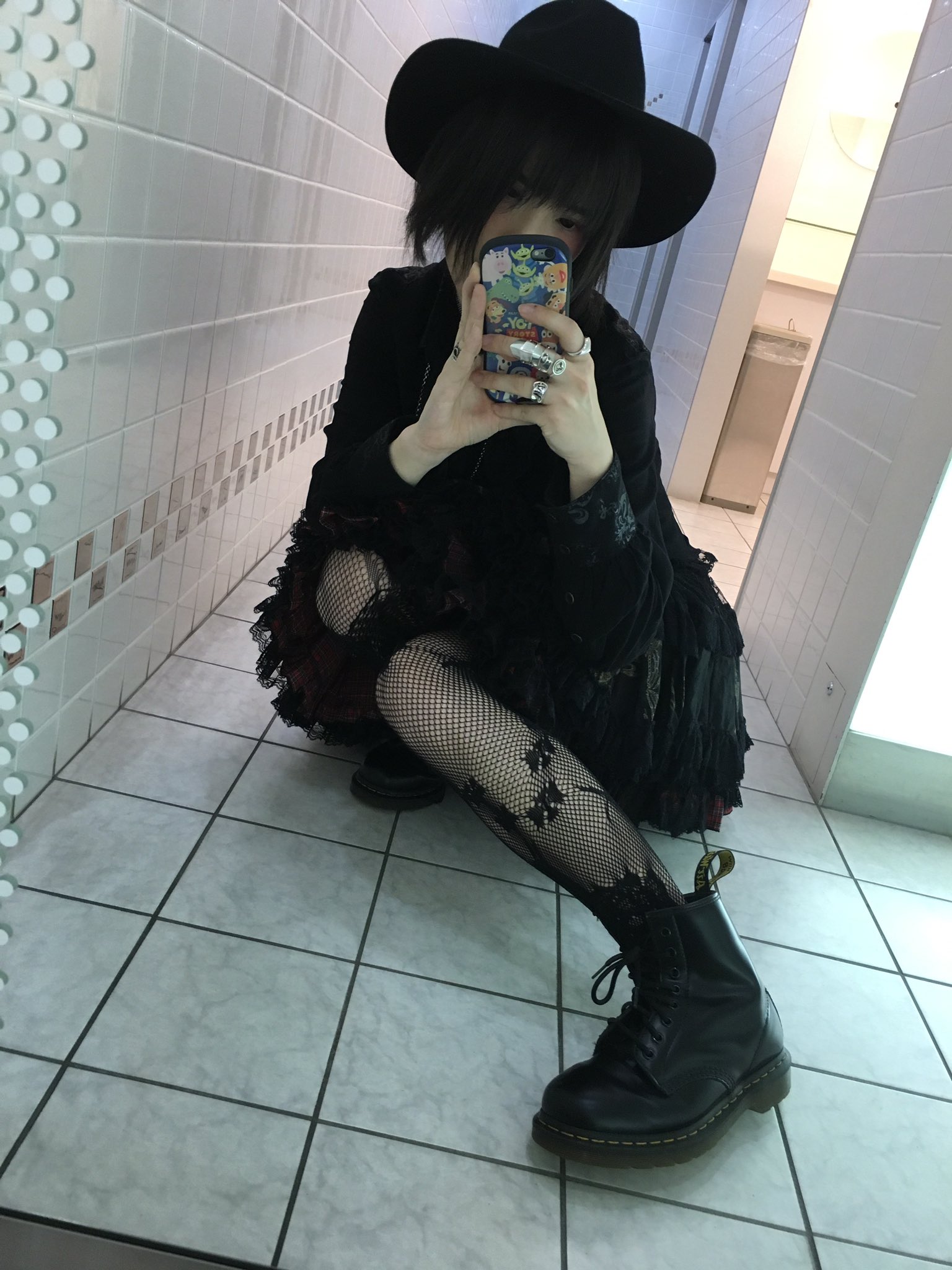 亜希 コーデ垢 Aki Fashioncode 上のアップ アクセはこんな感じ 中にこっそりヤンヤンで購入したチャックモチーフのチョーカーを タイツ は相変わらずお気に入りを突き通して最近履く機会急上昇の網タイツさん 靴はもう少しガーリーなの履きたかったん