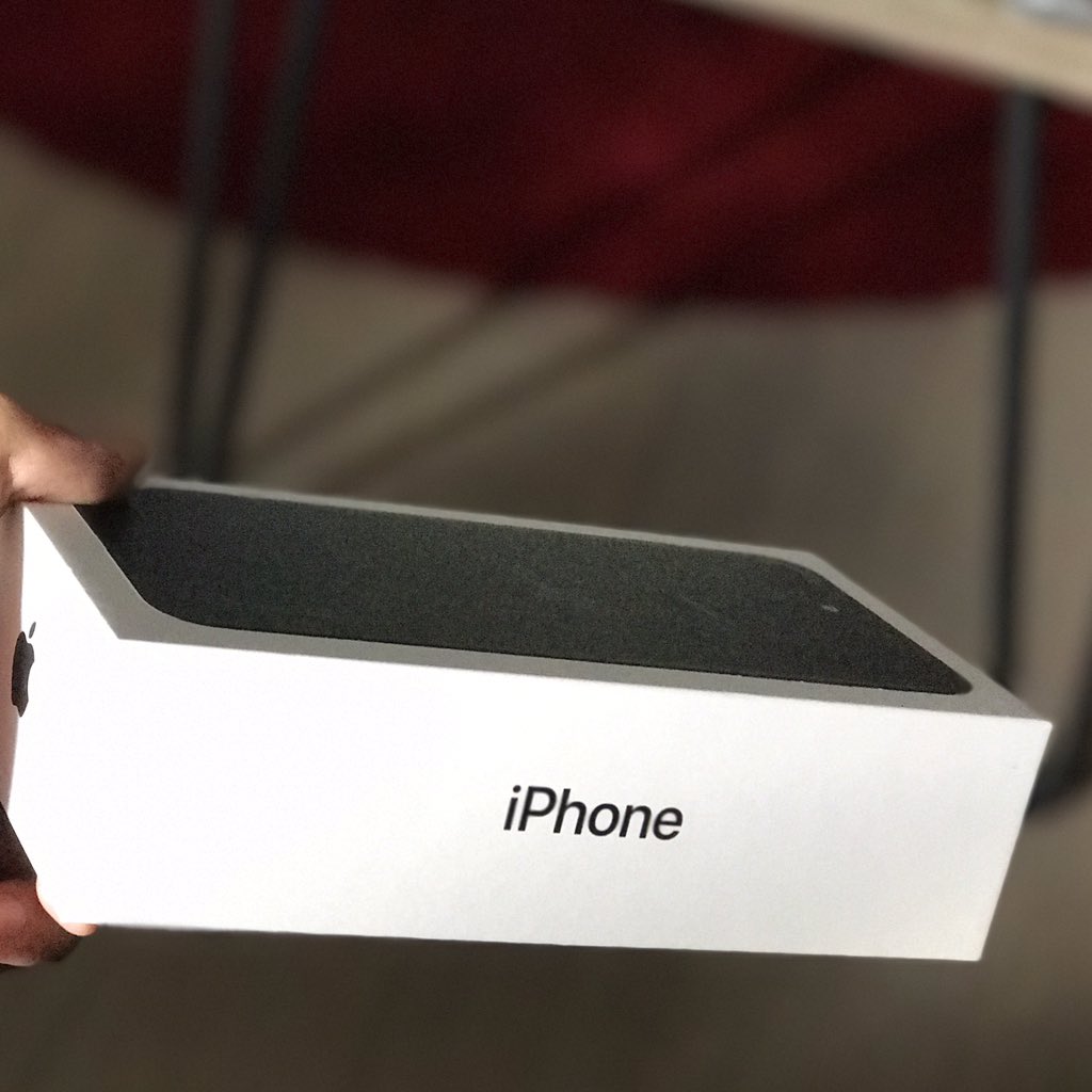 Is it just me or does the new #SanFrancisco typeface make this box look like a fake Chinese knockoff? #apple #iPhone7