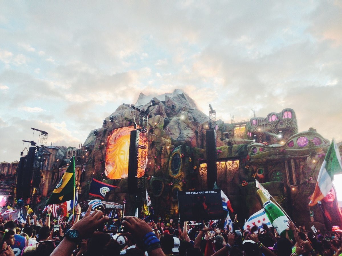 ButDansLaVie's tweet image. Je veux aller à Tomorrowland au moins une fois dans ma vie 😍🔥🌞