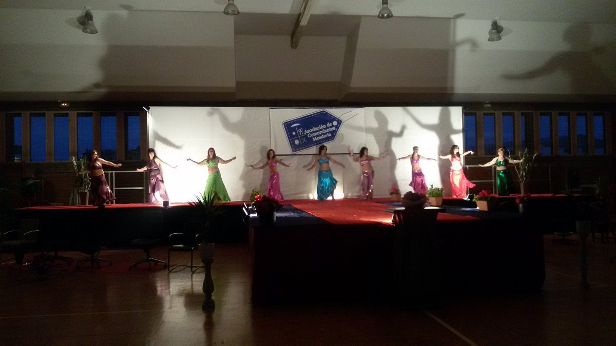 Comenzando desfile de la Asociación de Conerciantes de Mendavia. Ayuntamiento colaborador. Espectacular como han decorado el polideportivo.