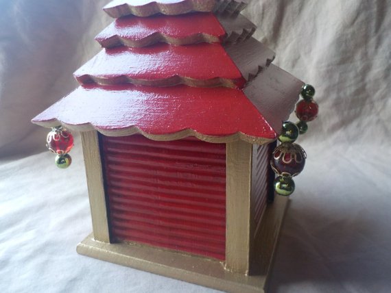 Lucky Pagoda Birdhouse
etsy.com/shop/PandorasH…
#etsy #handpainted #pagoda #birdhouse #gold #red #lucky #beads #freeshipping #outdoorsafe