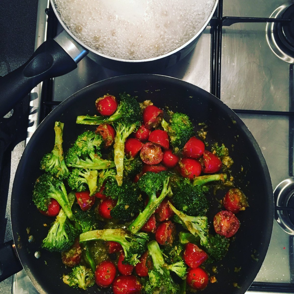 train2attain's tweet image. Sunday afternoon #foodprep. Healthy pesto pasta in the making! 🍝 #sunday #foodinspo #fitness #personaltrainer #nutrition