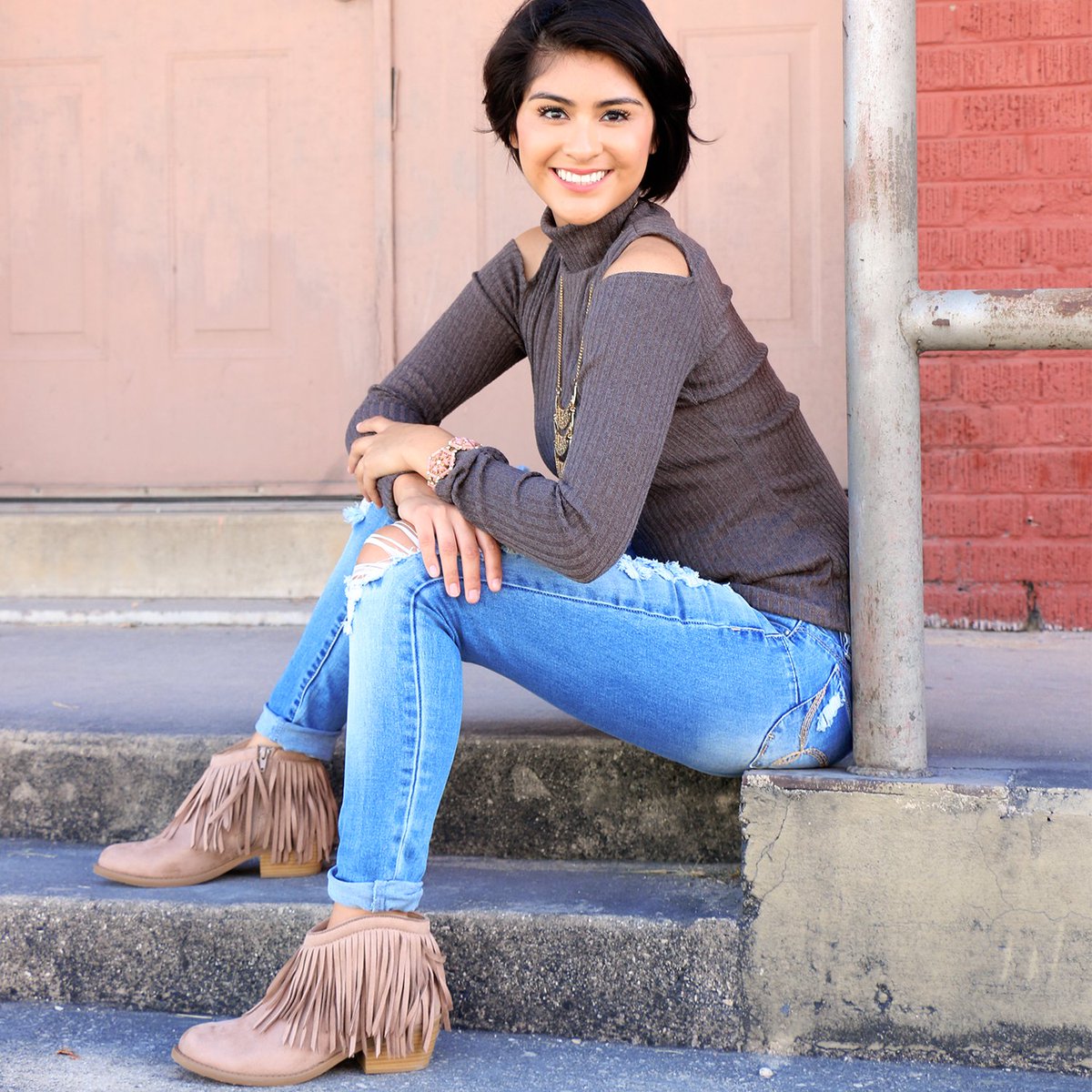 MyMelroseStore's tweet photo. Cold Shoulder Tops are trending now! #coldshouldertops #melrosefamilyfashions https://t.co/aBDGWK9X5h