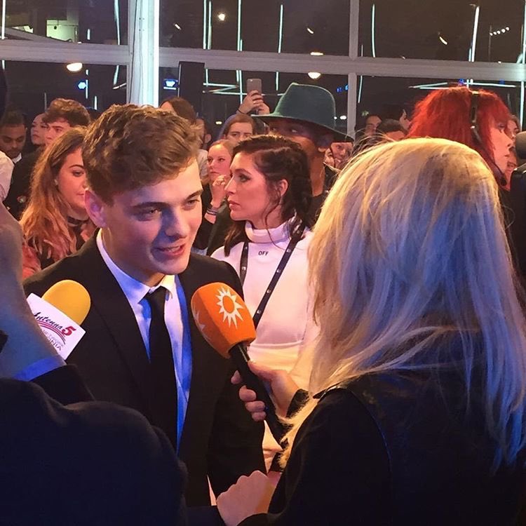 Martin Garrix Todo Meigo Ele Apresenta Hoje Provavelmente Lado Da Bebe Rexha Emas Mtvema Papelpop Scoopnest