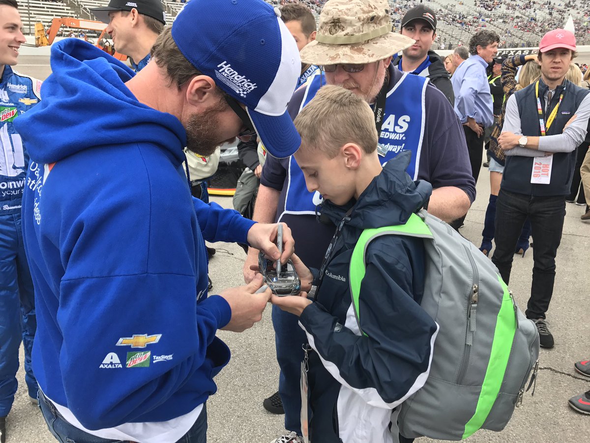 NW_Sports's tweet photo. .@DaleJr autographs a #Batman88 die-cast before the race starts. #NW88JR https://t.co/C5bBdhyiBC