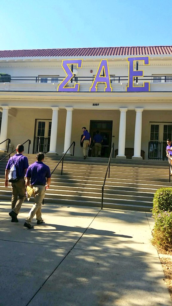 This looks like the fraternity house we always dreamed of 😍