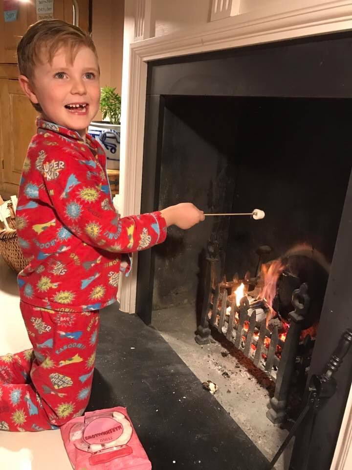 scootlock's tweet photo. Roasting marshmallows on the fire, to end a perfect weekend 🎆#HappySundaze https://t.co/8XDlkdBZcN