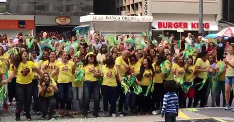 SBTonline's tweet photo. Os fãs da @LuceroMexico invadiram a Avenida Paulista neste domingão 😱 https://t.co/M94688jCaQ https://t.co/u4VHKAaB2N