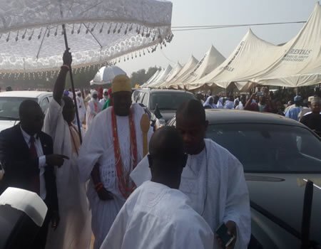 nigeriantribune's tweet photo. WATCH VIDEO | #SultanAt10: Moment Ooni of Ife, Oba Ogunwusi arrives Sokoto in royal splendour - ... https://t.co/bgw52QQ8Jz