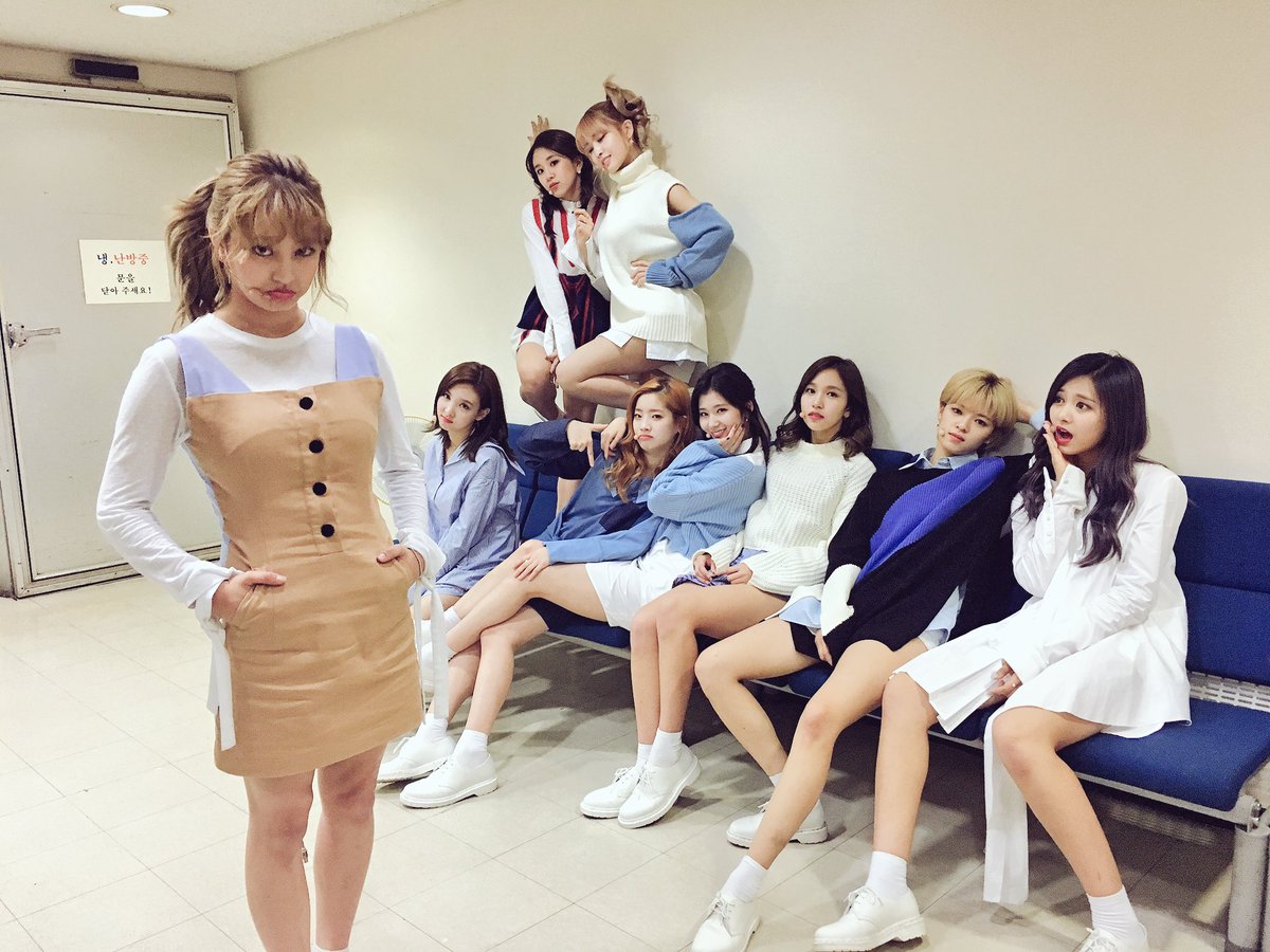 9JYPETWICE's tweet photo. 오늘 인기가요 무대 어땠어요? 휙휙 바뀌는 트둥이들의 의상! 예뻤죠?^^ 새벽부터 응원해준 원스 여러분들, 진심으로 감사드리구요, 1위도 할 수 있게 해주셔서 너무나 감사합니다. 늘 함께해요, 원스 여러분! 
#ONCE #TWICE #TT5thWin https://t.co/pG4IRSvyX2