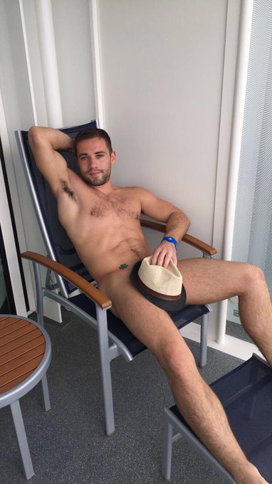 Life's a beach ? #gay #gaypornstar #cruise https://t.co/DQNfR5Jceq