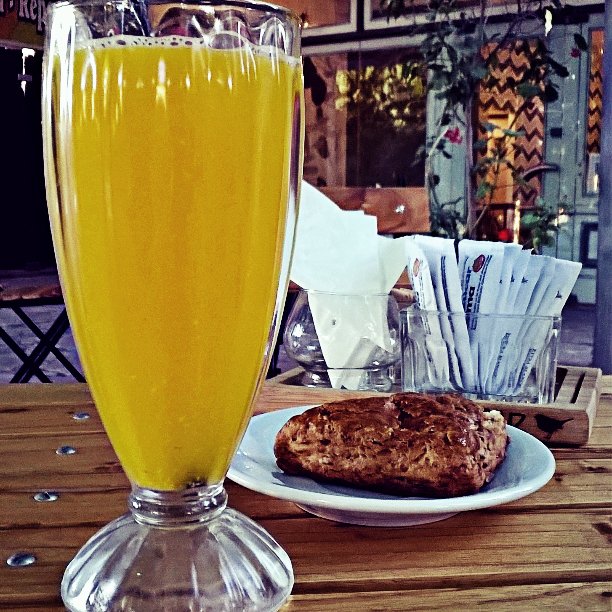 AmeEscudero's tweet photo. Rica merienda de domingo: Jugo de naranja exprimido con scone de queso y cebolla caramelizada ❤💜💚💙 #LaChocolata https://t.co/MQdGJkaFJu