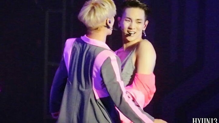 fyshineeworld's tweet photo. ☆▪°¤ JONGKEY ¤°▪☆ 
The stages of #Stripping #Kibum by #Jonghyun 🙄😏😌

#Jongkey #KimJonghyun #KimKiBum #JongKeystans #gay #love #sexy https://t.co/yhNoX4aG8i