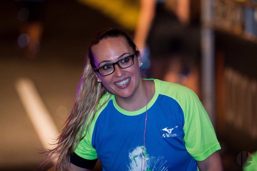 tanitadb's tweet photo. Momentazos llegando y cruzando la meta. @Beckydelmar @hsrnightrun #HSRNightRun #HSR2016 #amigas #runners #emocion #LasPalmasDeGranCanaria https://t.co/xW2cxfHw57