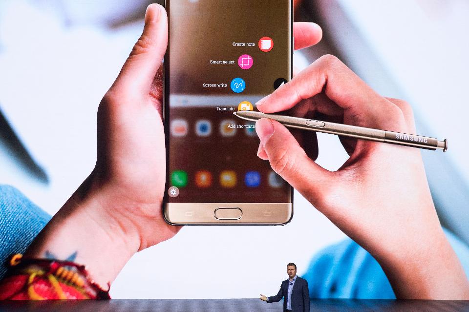 Forbes's tweet photo. Report: Samsung plans to give upcoming Galaxy S8 an AI virtual assistant  https://t.co/iAb8nOGtPg https://t.co/tI1h7y88Li