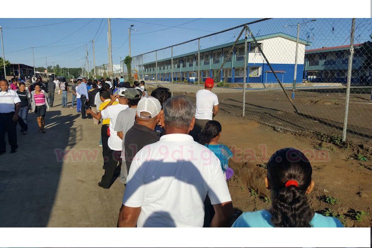 el19digital's tweet photo. Masiva asistencia a centros de votación en Ciudad Belén https://t.co/ojSFbBW0CA #UnPuebloConVoluntadYFuerza #Elecciones2016 https://t.co/UZLHrm2poB