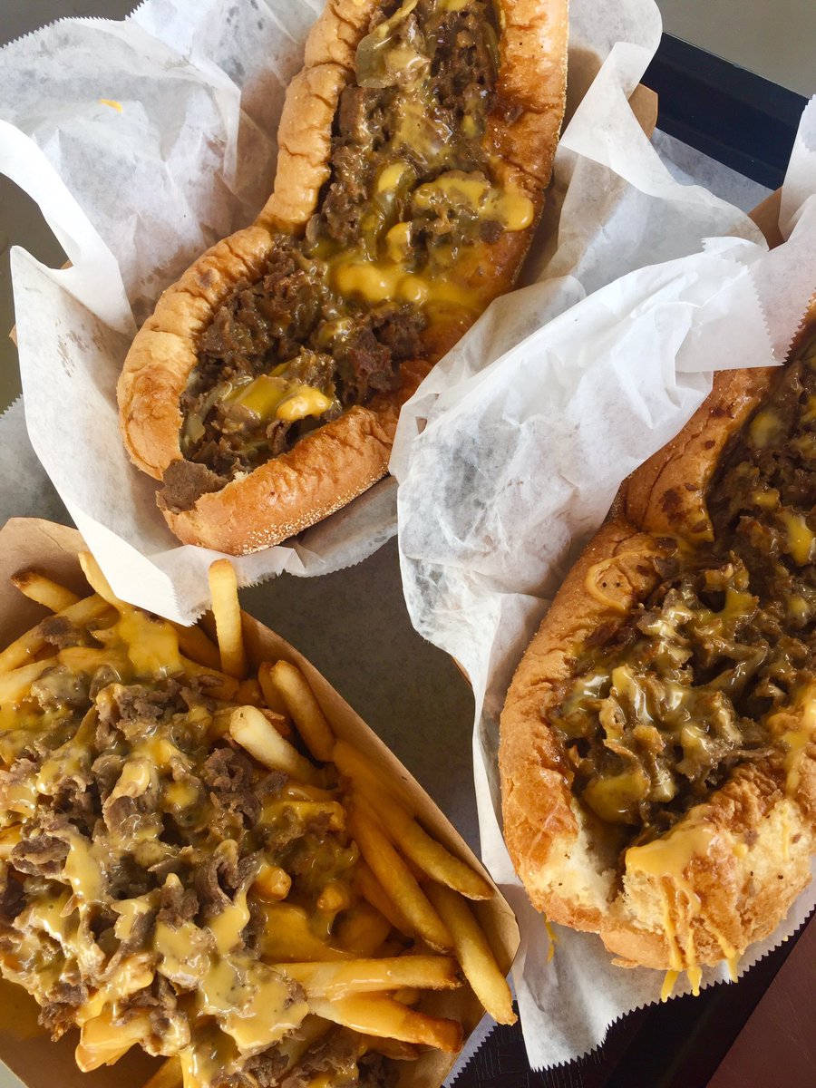 MoFreakaLeak05's tweet photo. Seriously! The BEST #phillycheesestack Kris & I have had since #Philadelphia 😳😍 #sundayfunday https://t.co/juDPsQf2pu