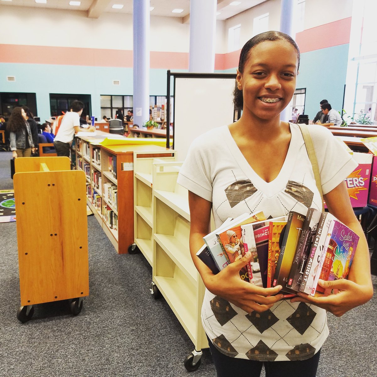 chsLOBOlibrary's tweet image. Chavez #LoboLibrary Book Fair: One more week! 😊❤📚 #hisdlibrary #onlyatchavez #loboliteracy #wearechavez