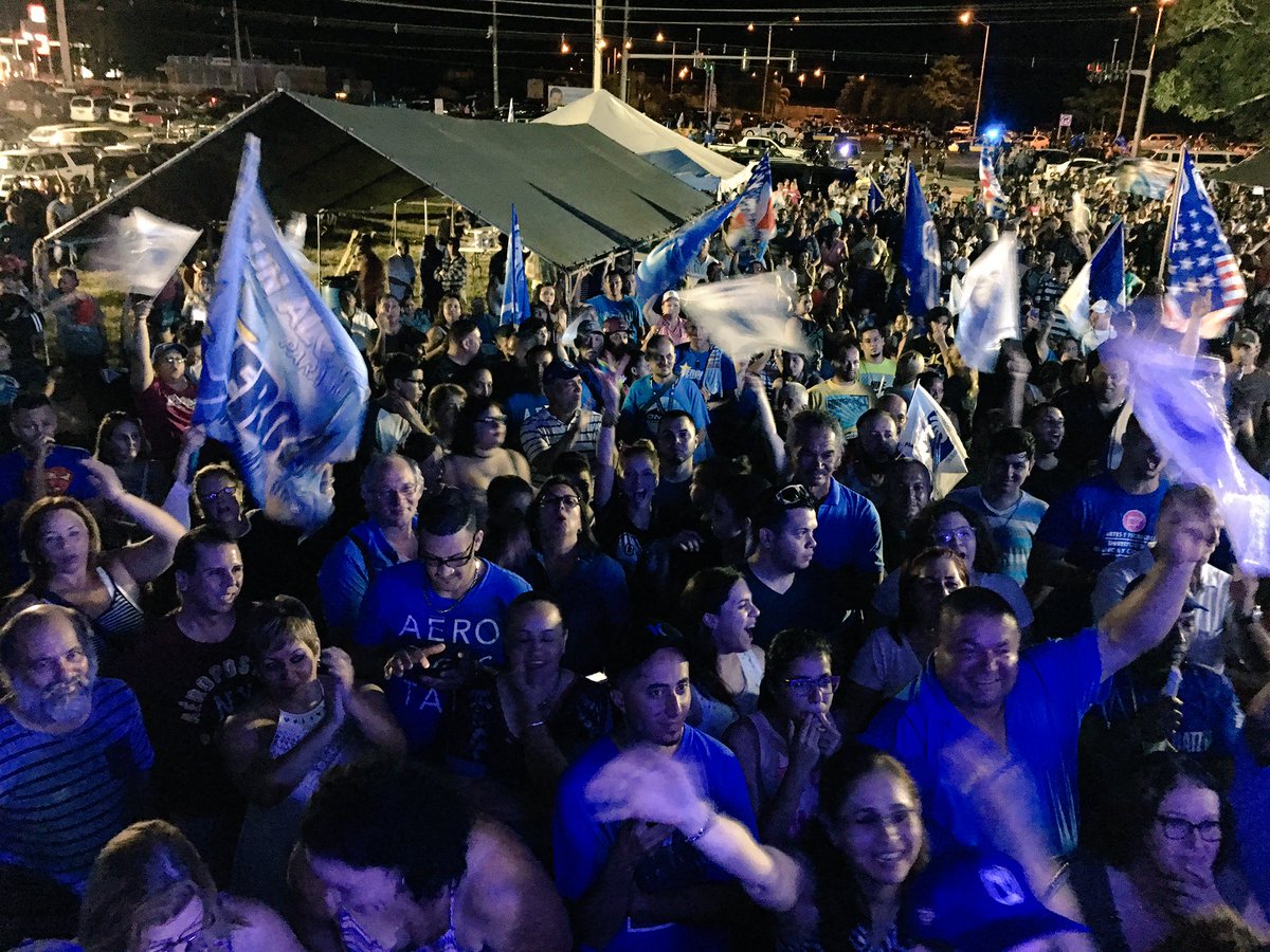 rodrzaguilo13's tweet photo. En #Quebradillas apoyando a mi amigo, el prox y seguro Alcalde .@Jeroncito2016 en su gran cierre #HayEsperanza #CámaraParaPR #VotaIntegroPNP https://t.co/8Cpe3PKcrt