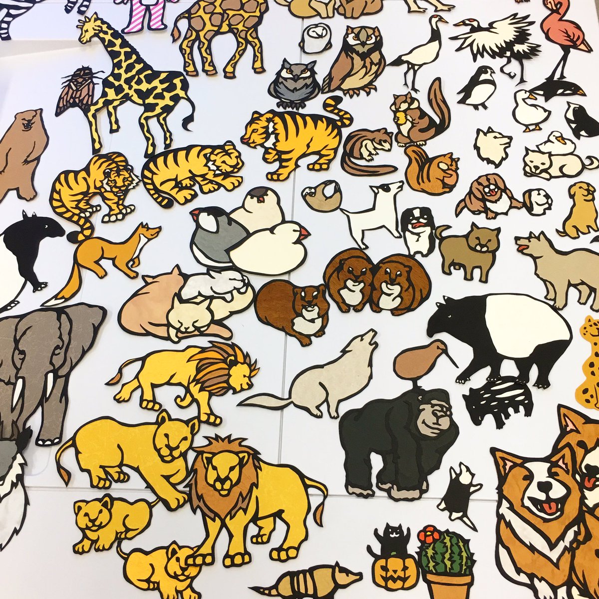 mooowu's tweet image. 最近ちまちまと作ってた動物たち。
ならべると思ったより数いて作ったー感ある( &apos;ω&apos; )  #切り絵