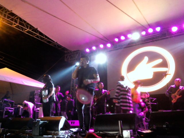 JavieRuizGomez's tweet photo. @GrupoKvrass con un toque romántico, #ElMeke con sentimiento en #Sutatausa https://t.co/RL25wXGZUC