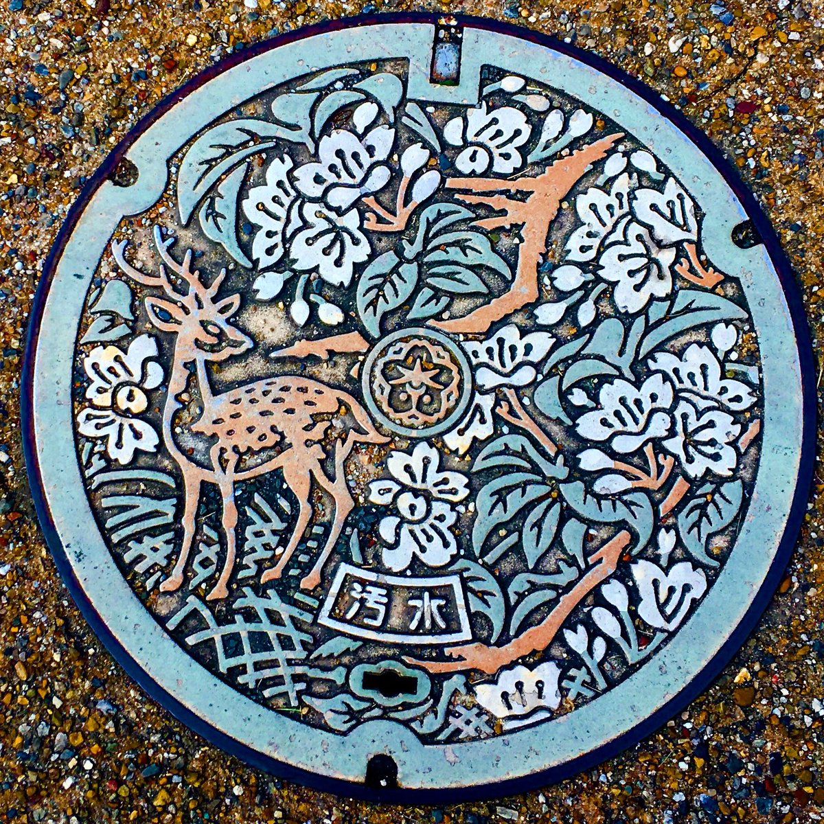 マンホール Go در توییتر 奈良公園の鹿 と 市章 を中央に配置し