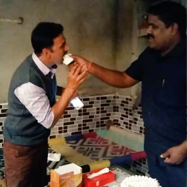 Its__Akshay's tweet photo. @akshaykumar sir celebrated his bodyguard's #ShreeTele birthday on the sets of #TEPK https://t.co/1VBsWp1WQC