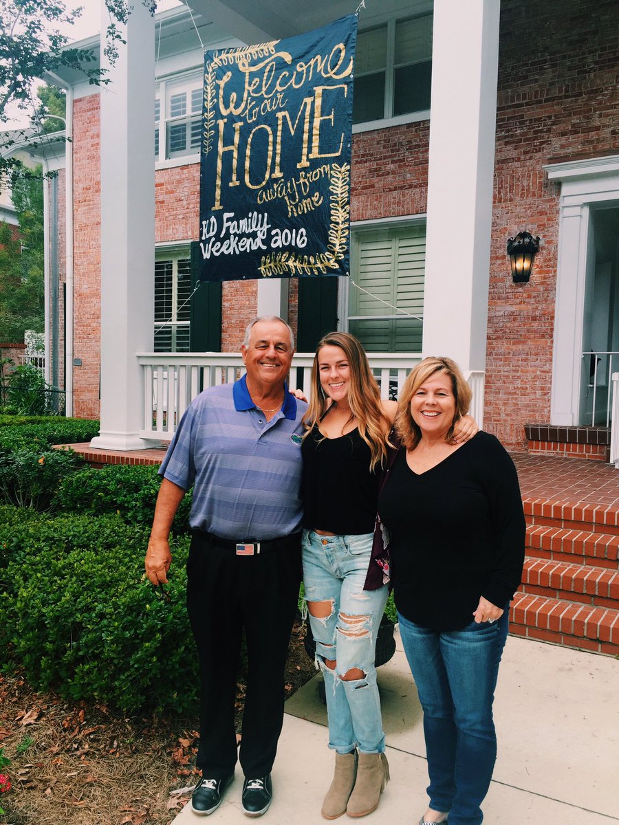 UFKDBetaPi's tweet photo. The Gators may have suffered a loss, but we're still winning with families like these ๐ฅ #FamilyWeekend2016 https://t.co/InBTx8RAzo