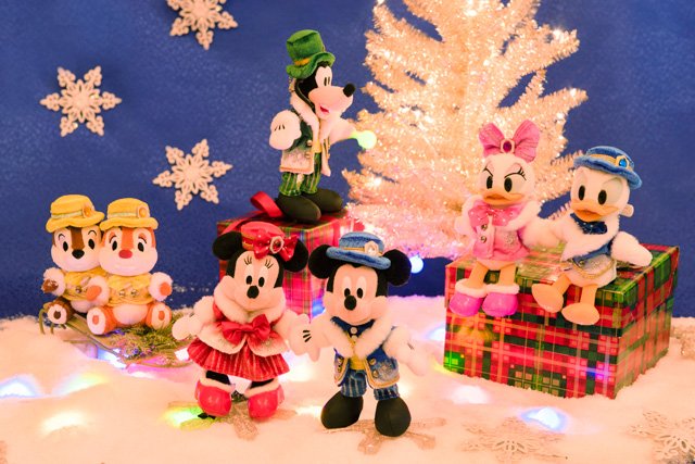 東京ディズニーリゾートpr 公式 ウィッシュ クリスタルに願いを込めて 東京ディズニーシー15周年 のモチーフである ウィッシュ クリスタル の色に合わせたコスチュームを身に付けたぬいぐるみバッジ ディズニー クリスマス はいよいよ