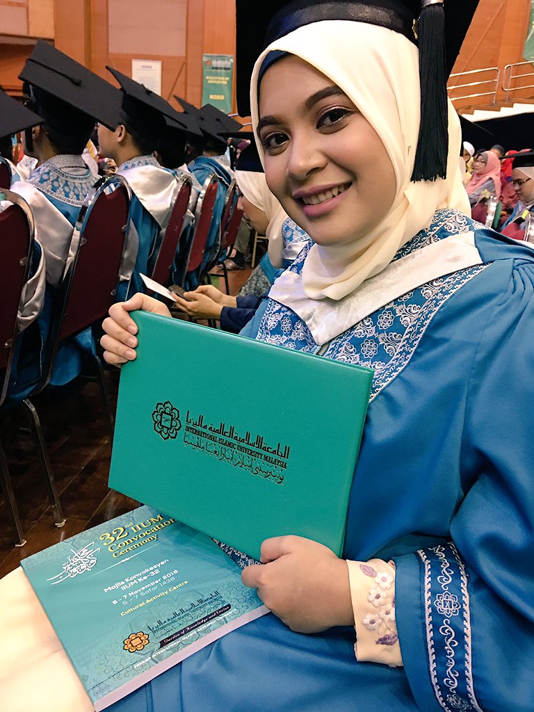 izzah_sulaiman's tweet photo. Graduated! #32ndiiumconvocation #mamaizzahconvocation π https://t.co/hT9HKsEzus