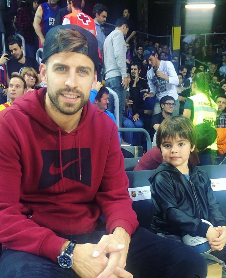 ShakiraVNZLAOff's tweet photo. Preciosos @3gerardpique  Milan Muy Tiernos!! #shakii https://t.co/4a9rClEDUt