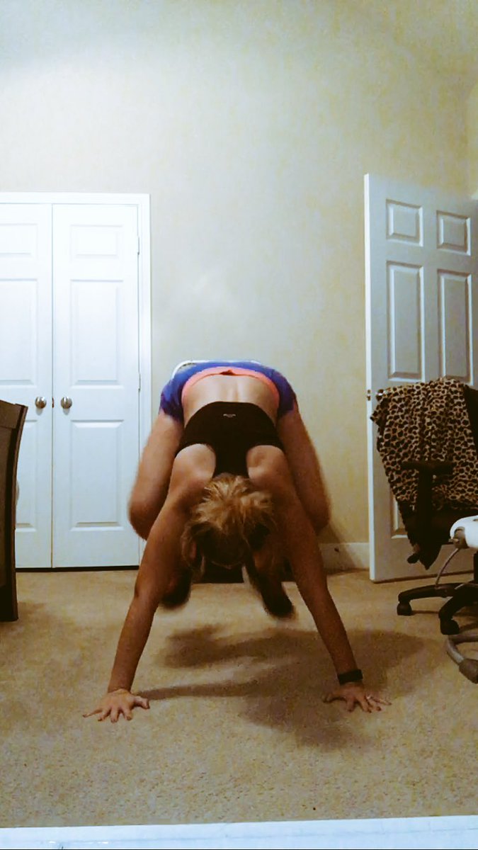LydiaMorrisFit's tweet photo. Mid burpee back definition. I love seeing these workouts paying off. #fitness #coach #ChangeWithMe #Dm https://t.co/vz54ZJUiVN