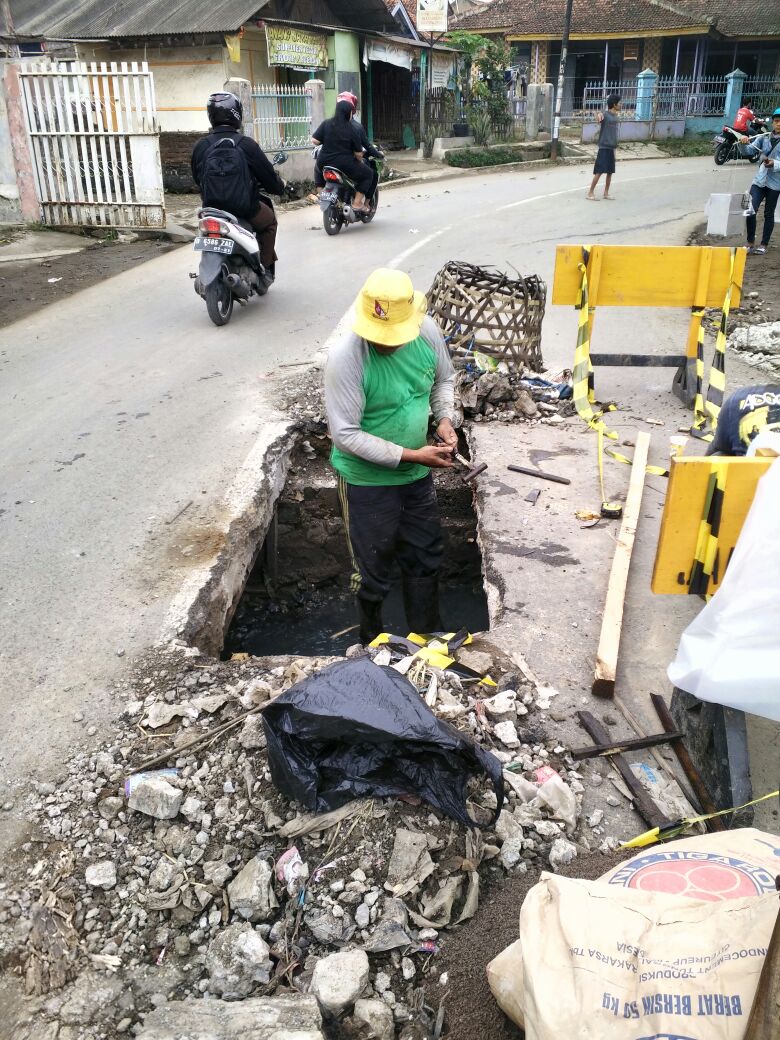 dbmkab_bdg's tweet photo. Wilujeng enjing...
Penanganan flat Dekker jalan Katapang Cicangkudu https://t.co/3JdYLU4gqV