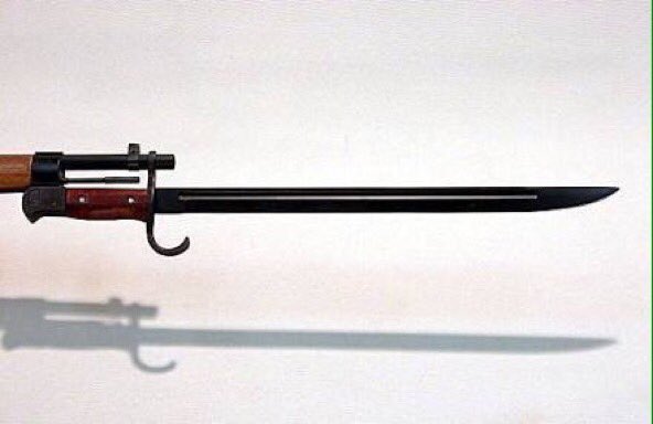 emonok1's tweet image. 銃剣:接近戦用に銃の先につける針状のものもしくは短剣。俗説では17世紀フランスのバイヨンヌで弾丸の尽きた一揆勢が短剣を銃口に差し込み槍のように使ったのが起源という。これにより銃隊単独での作戦遂行が可能となり、歩兵戦術は一変した。https://t.co/BMa7LGDfdd