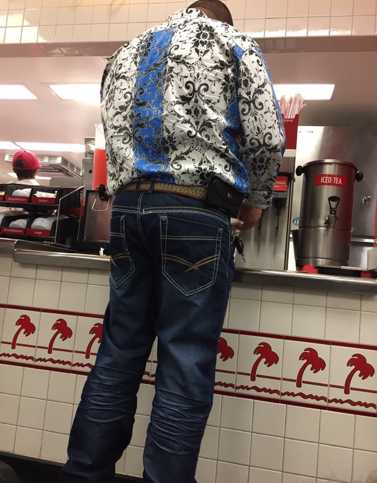 Puff_3nuff's tweet photo. Ran into el Chapo at in n out.. he don't like spread on his food smh. https://t.co/3eIJtDtCBI