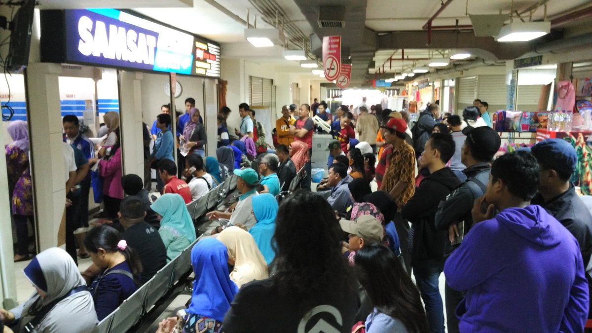 timikail's tweet photo. Ngantri bayar pajak buat negara tapi kok sampe banyak yang berdiri ga kebagian kursi. @TMCPoldaMetro @pemkotdepok https://t.co/VIu3nwE1bY
