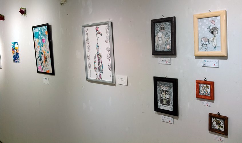 akakize's tweet photo. 遅ればせながら、自分もこの間の土曜日、SUQARE×2さん主催の #オッドマン展　いってきました！　異形頭や人外の方々特有の、自由さを感じられた楽しい展示でした…！　期間は本日まで！ https://t.co/B7fqQHK1IM