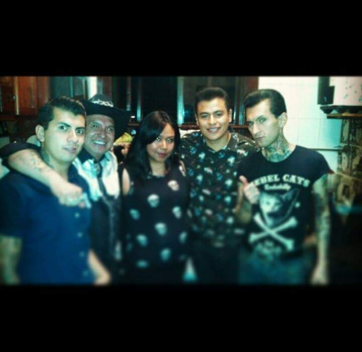 skullsam12's tweet photo. #FotosHistoricas miau!! @rebel_cats @chuchotormenta @lalobilly #VanRock 😸😺 https://t.co/y1y0kchkeS