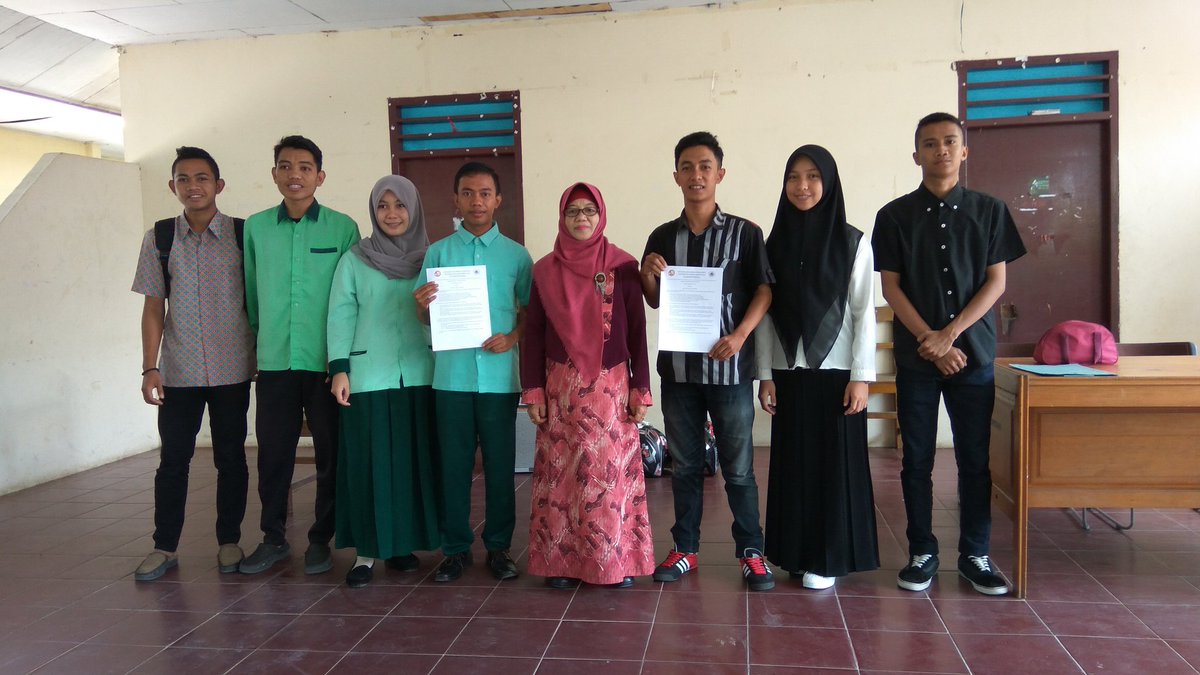 secara resmi penandatanganan MoU KSLUNG dengan Ketua Jurusan PGSD, untuk pembuatan Open Class IT dan Open Source di Lingkungan PGSD.