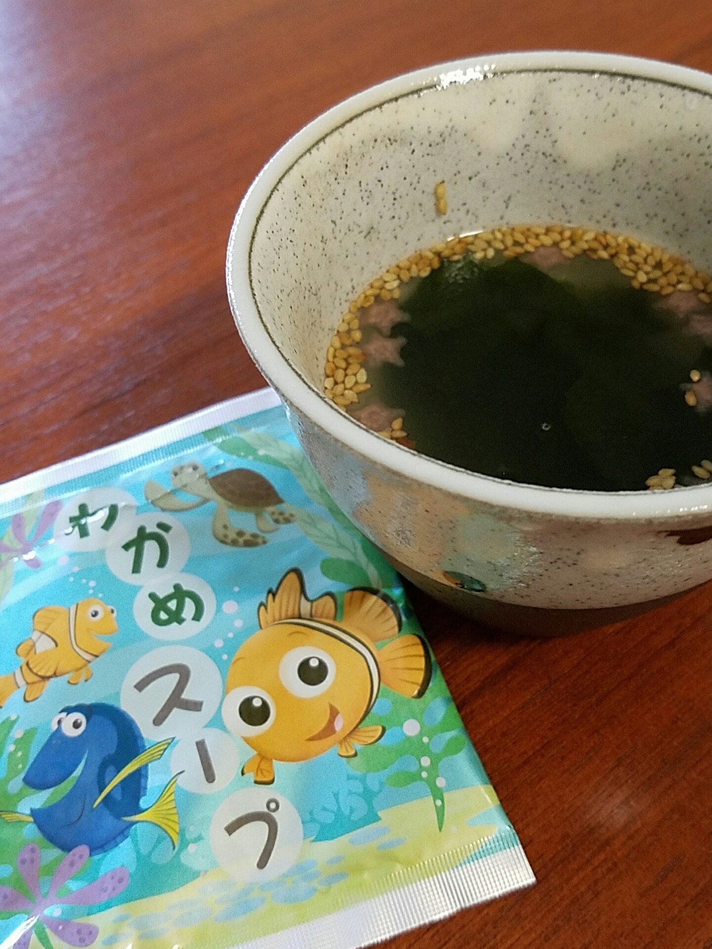 おりびき 普 ディズニーのお土産のわかめスープが可愛い ひとではアラレのようだけど ふにゃふにゃでよくわからず 味は美味しいです おりびき 普 ディズニーのお土産のわかめスープが可愛い ひとではアラレのようだけど ふにゃふにゃでよくわからず 味は美味しいです