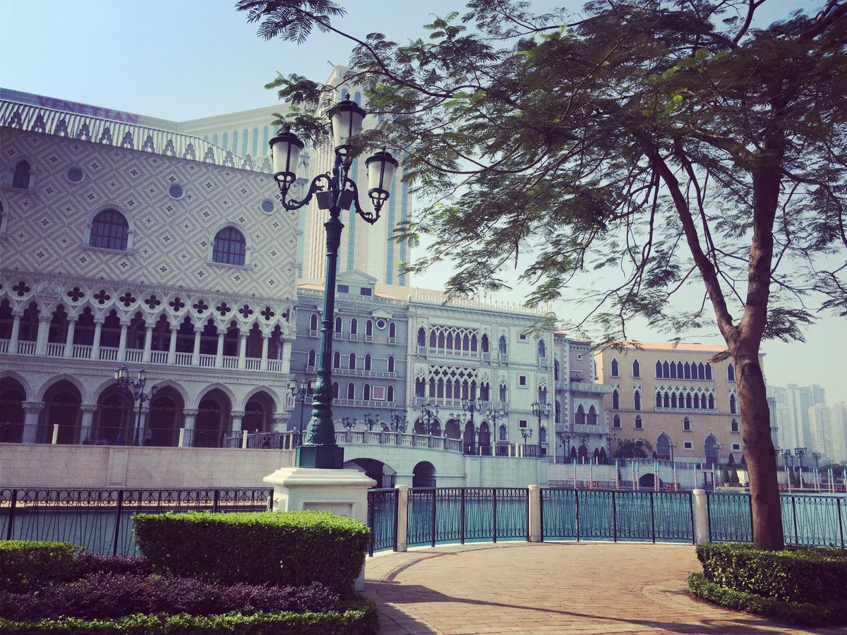 Hello Monday, let's be awesome! #MorningVenetian #BeIconic
