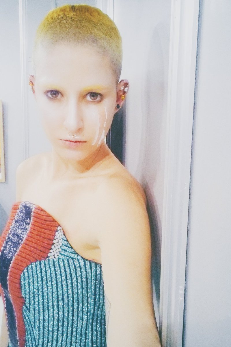 Lara_A_M's tweet photo. "Buah como si me rapas la cabeza"
Frase célebre x @Lara_A_M
New no hair by @x_presion #showpositivo #inlove #pompon https://t.co/bugfPI47eB
