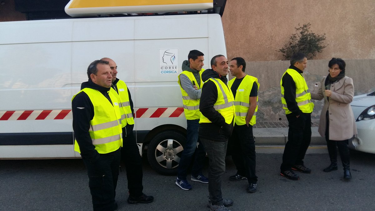 JF_Acquaviva's tweet photo. Sulidarità di a @ctcorse, @CroixRouge #perapace #secourspopulaire cu l'Italia: départ du convoi de denrées vers #camerino #terramoto https://t.co/EnwPsNmEwN