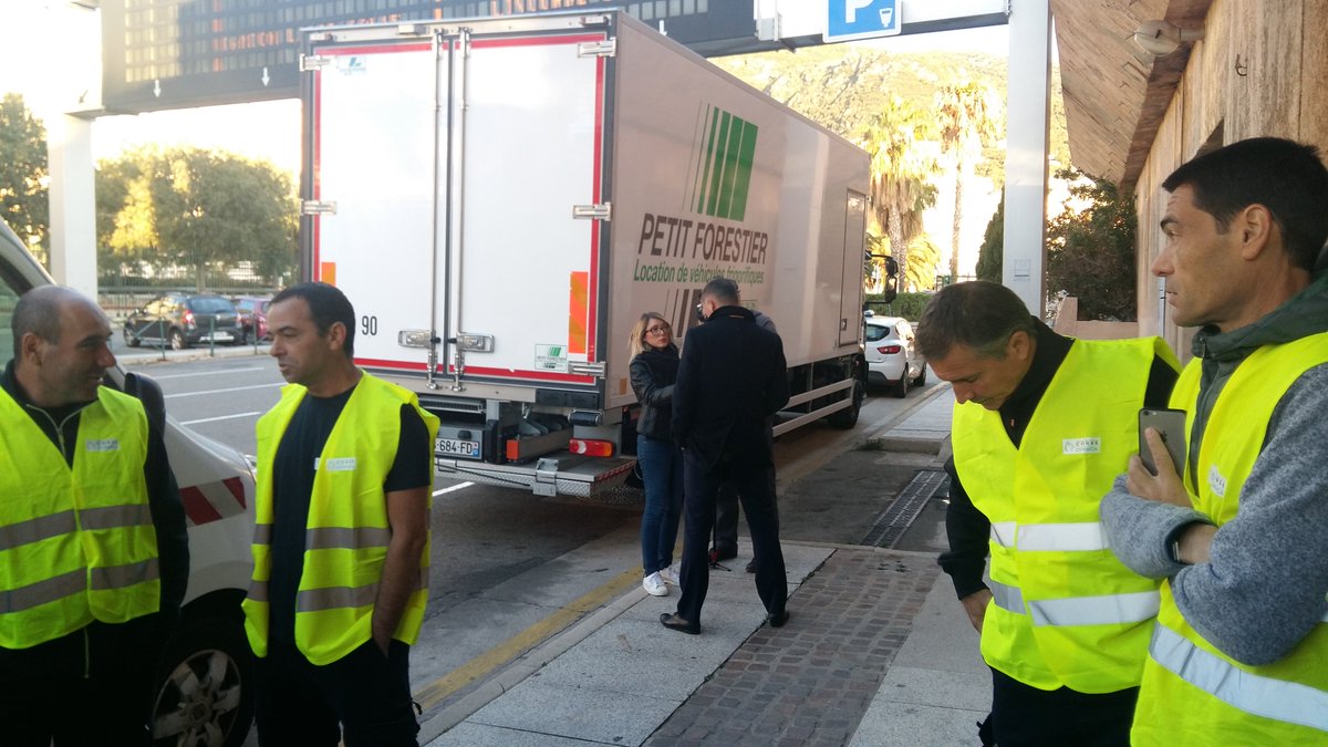 JF_Acquaviva's tweet photo. Sulidarità di a @ctcorse, @CroixRouge #perapace #secourspopulaire cu l'Italia: départ du convoi de denrées vers #camerino #terramoto https://t.co/EnwPsNmEwN