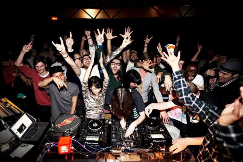 HSE_FM's tweet photo. #BOILERROOM TO LAUNCH THE FIRST #VIRTUREALITY MUSIC VENUE https://t.co/EawkPVNVU0 #HouseFM #DJTech #HouseMusic https://t.co/55tPjfx0qq