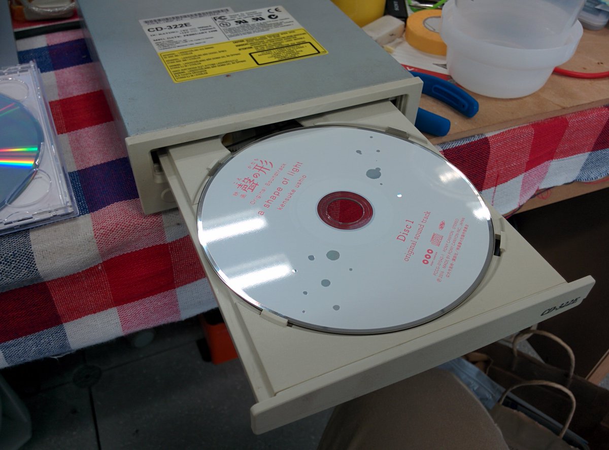 puhitaku's tweet photo. Ejectコマンドユーザー会でもらったドライブ、プーリゴムの滑りだけ直したら普通にCD読めた。イヤホンジャックで直にCD聴けるのがレトロで良い。 #osc16tk https://t.co/2o3xFtFxeT