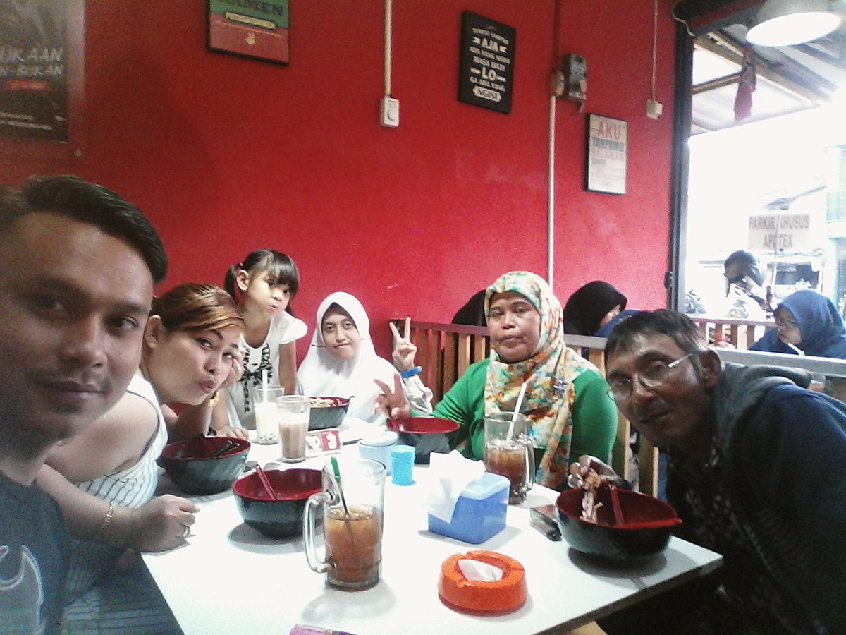 angeldonmo's tweet photo. Makan siang bareng my little fam @TRANS7  #selebritasiang #selebrita7 #kuisselebrita7 https://t.co/H6RkwZ3qzJ