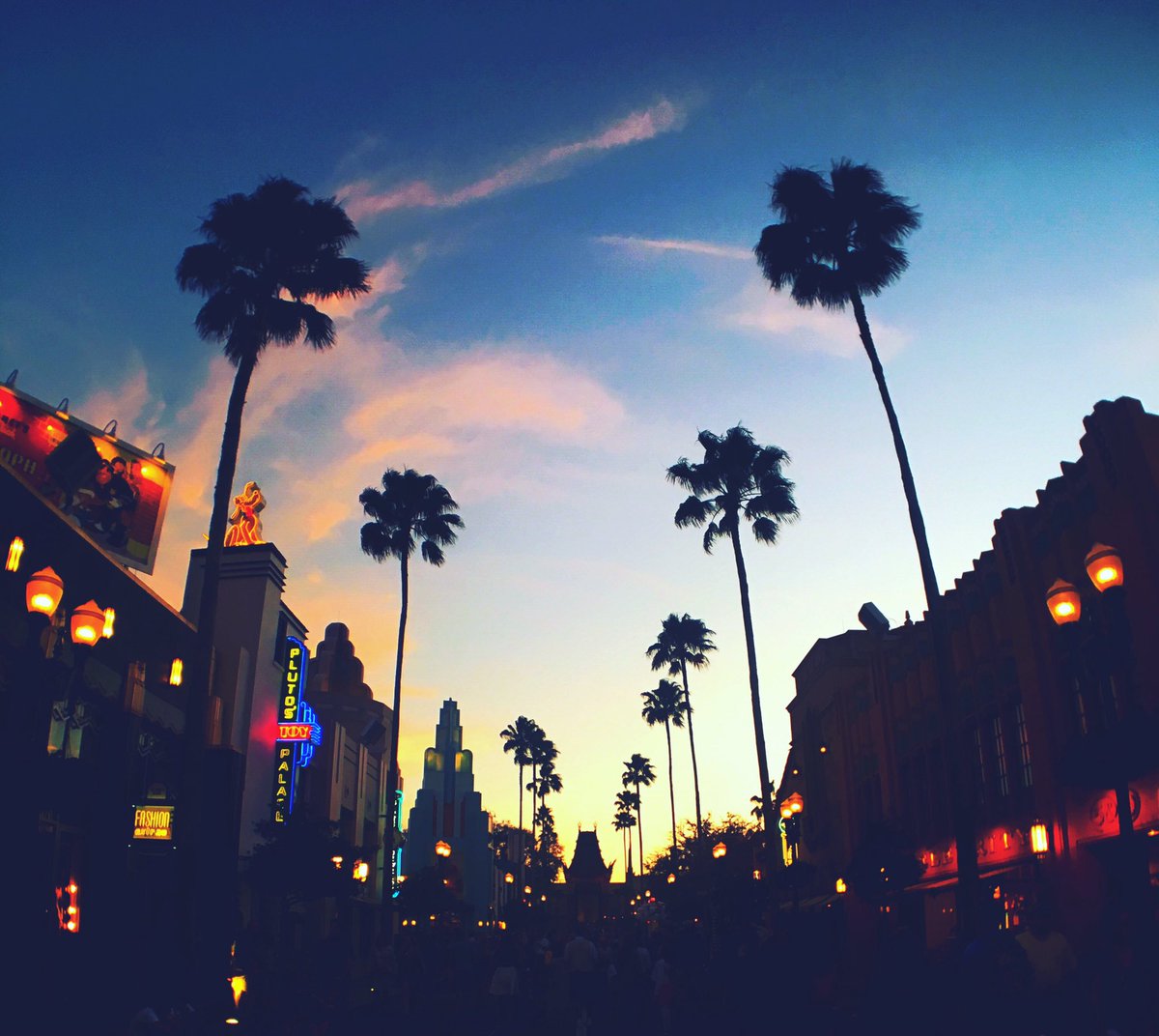 FastPassCast's tweet image. Our latest episode is up! This week: we share what's in our Disney bags, Chloe + Ernest go to DHS &amp;amp; we announce the pin giveaway winner!✨