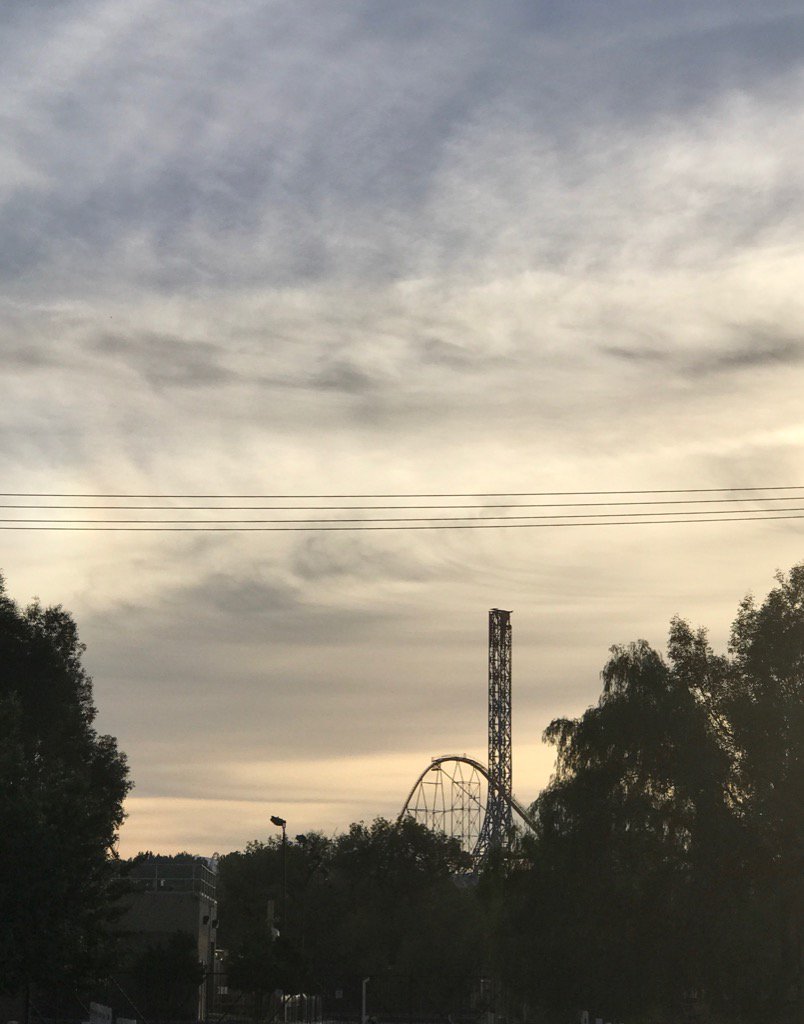eilnshah's tweet photo. Amusement #amusement_park #roller_coaster #magic_mountain #clouds #evening_light #sunset #trees #road_travel https://t.co/APvbgqeu6V