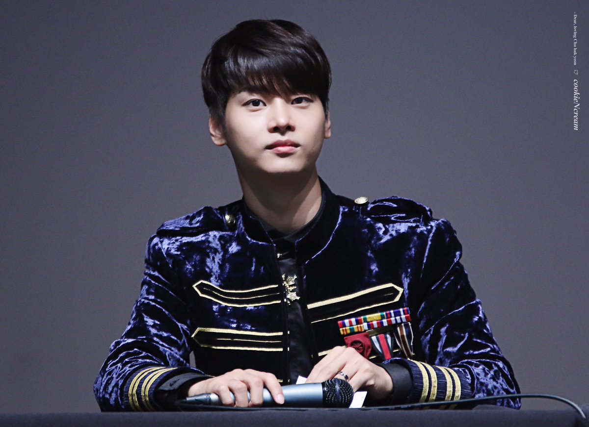 cookieNcream630's tweet photo. 161104 홍대 팬사인회   
#빅스 #엔 #차학연 #Kratos #The_Closer 
#오직차학연 ❤ @CHA_NNNNN https://t.co/5WV49zVGsJ